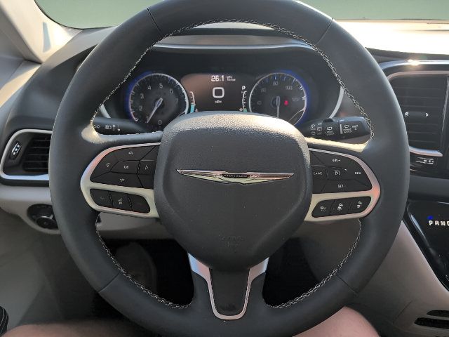 Used 2023 Chrysler Pacifica Touring-L FWD image 14