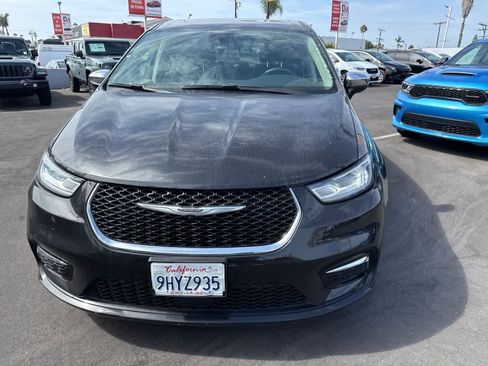 Used 2023 Chrysler Pacifica Limited FWD image 4