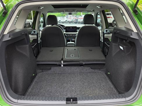 Certified 2025 Volkswagen Taos SE w/ Panoramic Sunroof Package FWD image 57
