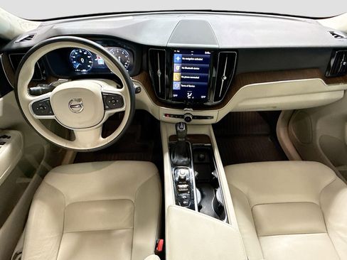 Used 2021 Volvo XC60 T5 Momentum w/ Protection Package Premier image 2