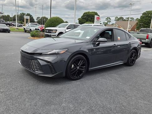 Used 2025 Toyota Camry SE FWD image 3