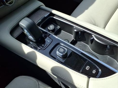 Used 2024 Volvo XC90 B6 Plus w/ Protection Package Premier AWD/4WD image 10