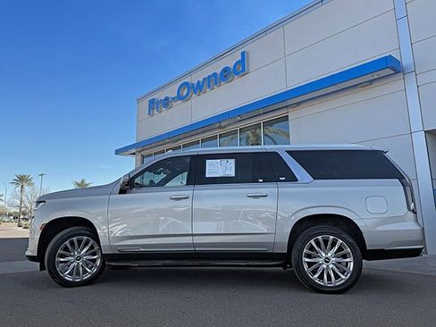 Used 2024 Cadillac Escalade ESV Premium Luxury image 35