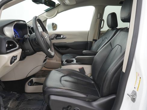 Used 2022 Chrysler Pacifica Touring-L w/ Uconnect Theater Family Group FWD image 27