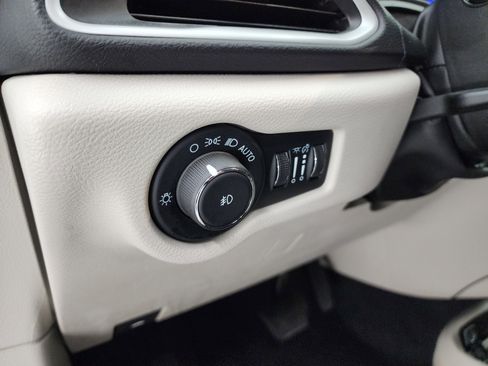 Used 2024 Chrysler Pacifica Touring-L image 38