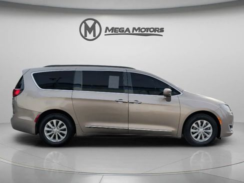 Used 2017 Chrysler Pacifica Touring-L image 9