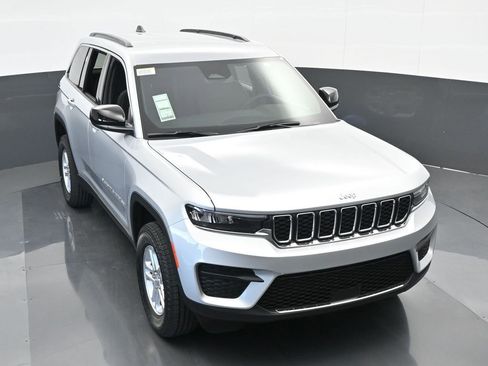 Used 2024 Jeep Grand Cherokee Laredo w/ Trailer Tow Package image 36