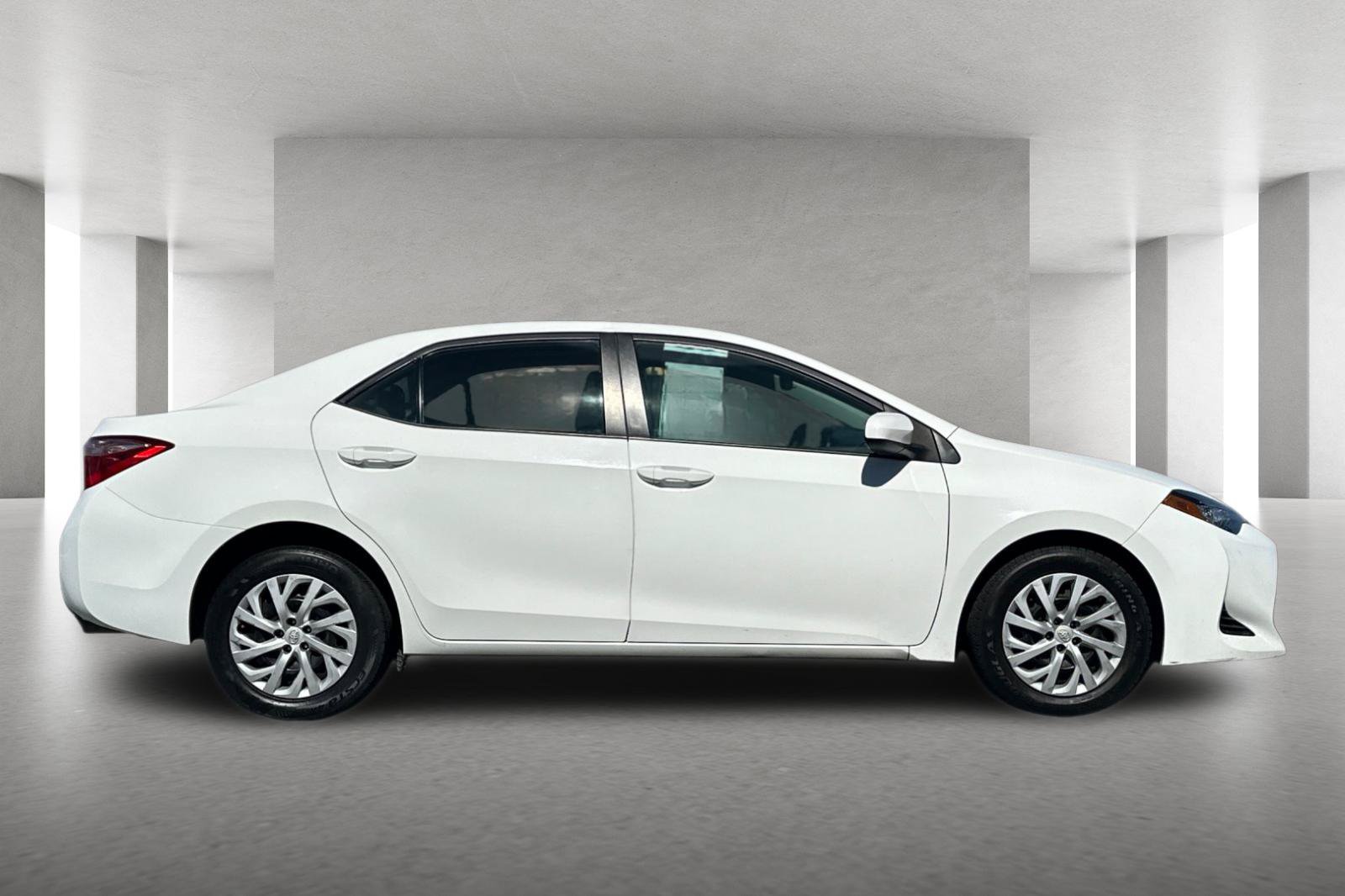 Used 2017 Toyota Corolla LE FWD image 3