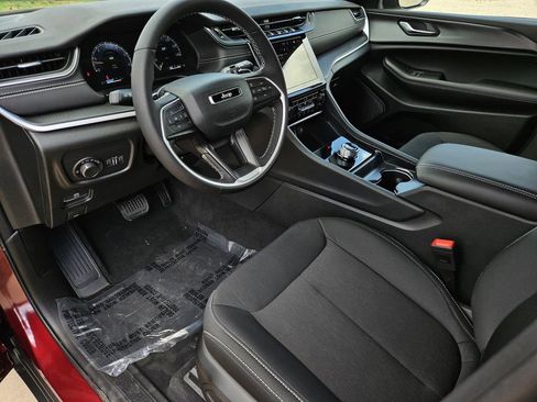 New 2025 Jeep Grand Cherokee Laredo X w/ Luxury Tech Group I image 17