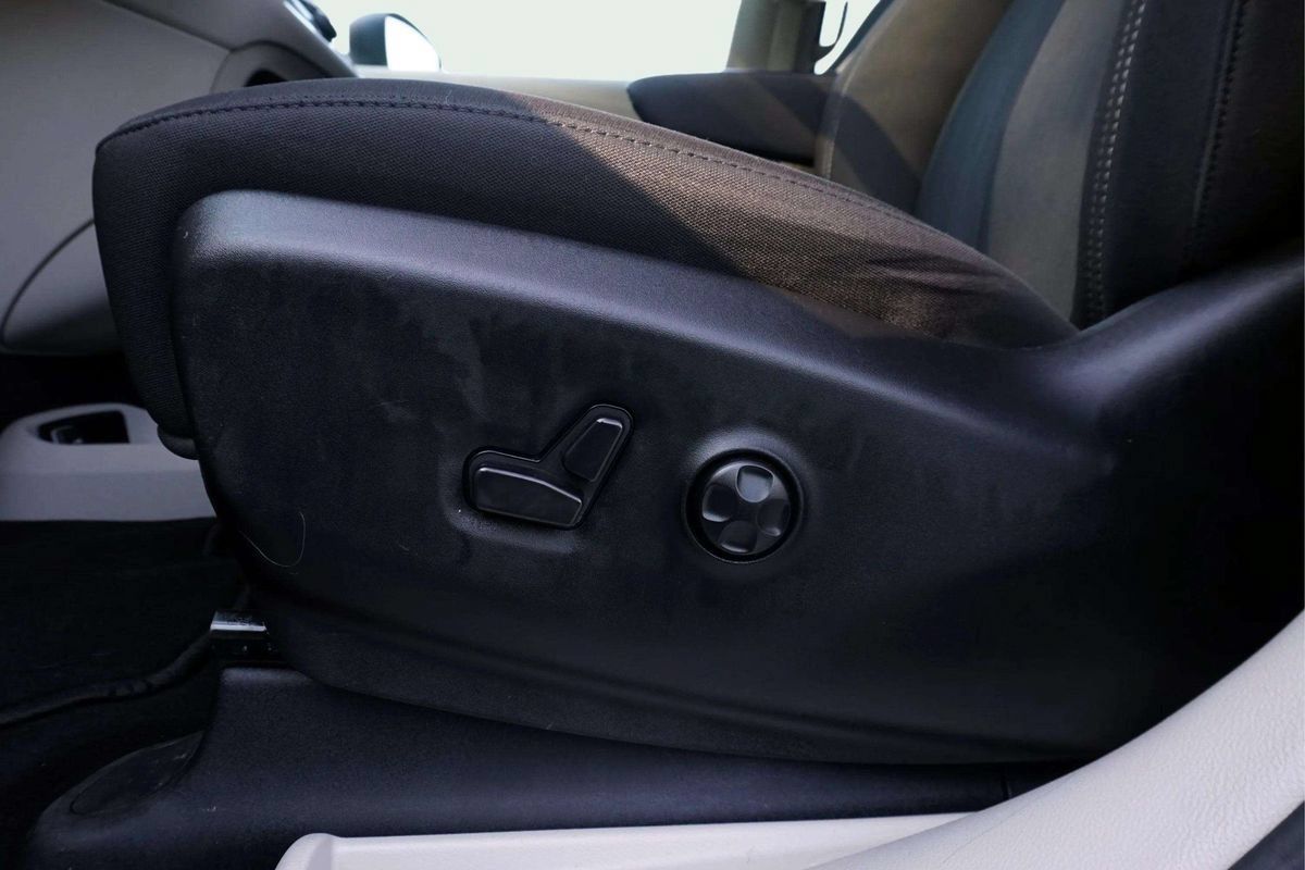Used 2023 Chrysler Voyager LX FWD image 14