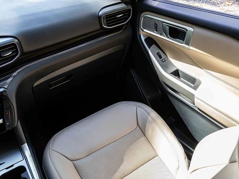 Used 2023 Ford Explorer Limited image 18