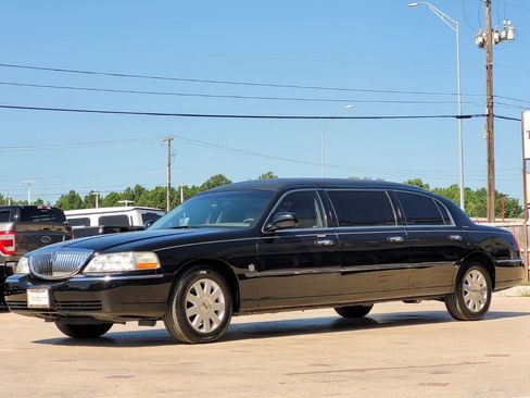 Used 2003 Lincoln Town Car Executive image 3