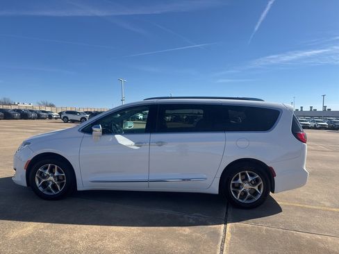 Used 2018 Chrysler Pacifica Limited image 8