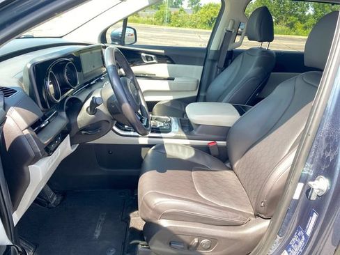 Used 2024 Kia Carnival EX FWD image 16
