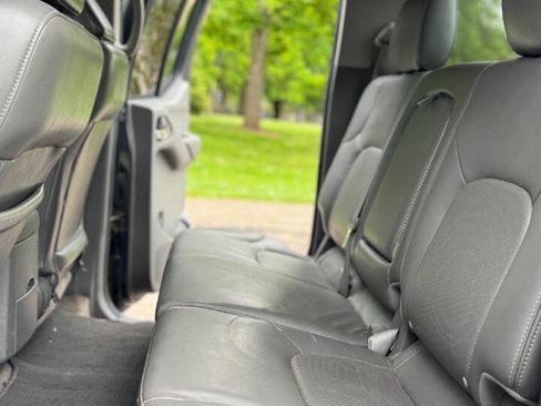 Used 2011 Nissan Frontier SL w/ Moonroof Pkg AWD/4WD image 9