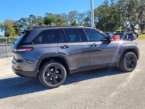 Used 2025 Jeep Grand Cherokee Limited w/ Luxury Tech Group II image 7