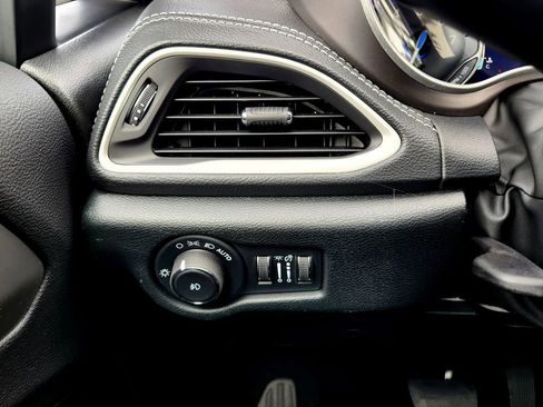 New 2025 Chrysler Pacifica Select image 13