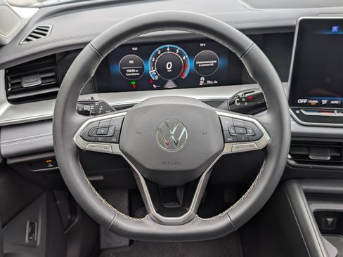 Used 2025 Volkswagen Tiguan SE w/ Panoramic Sunroof Package AWD/4WD image 23