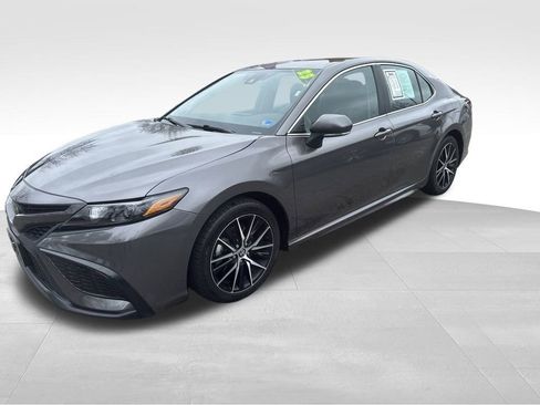 Used 2023 Toyota Camry SE image 2