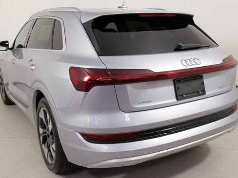 Used 2022 Audi e-tron Premium Plus w/ Premium Plus Package image 33