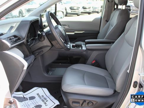 Used 2023 Toyota Sienna XLE image 16