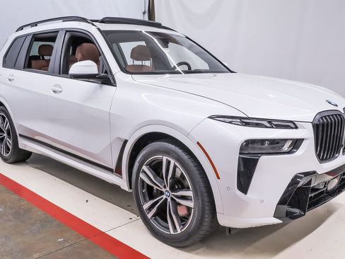 Used 2024 BMW X7 xDrive40i w/ M Sport Package image 5