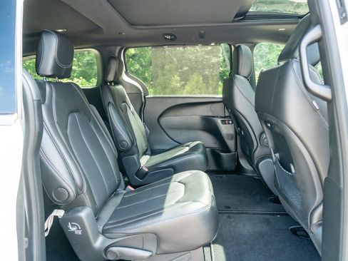 Used 2025 Chrysler Pacifica Select FWD image 18