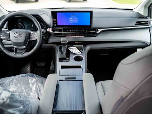 New 2026 Toyota Sienna XLE FWD image 21