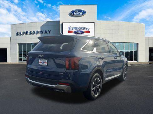 Used 2025 Kia Sorento S image 6