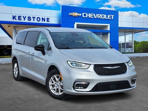 Used 2024 Chrysler Pacifica Touring-L FWD image 1