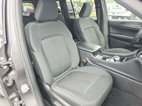 Used 2025 Jeep Grand Cherokee Laredo w/ Luxury Tech Group I AWD/4WD image 16