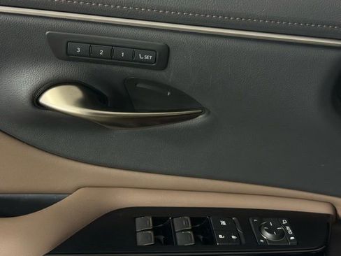 Used 2025 Lexus ES 300h w/ Premium Package image 17