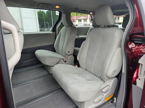 Used 2011 Toyota Sienna w/ Towing Pkg FWD image 16