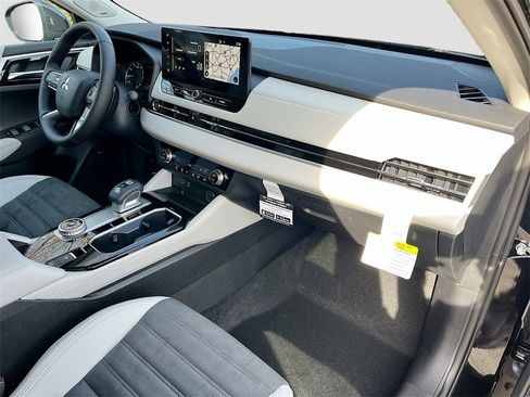 New 2025 Mitsubishi Outlander SE image 29