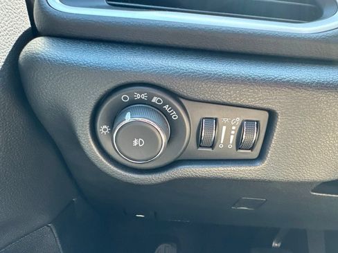 Used 2025 Chrysler Pacifica Select FWD image 10