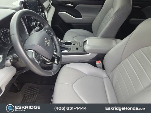 Used 2021 Toyota Highlander XLE image 15