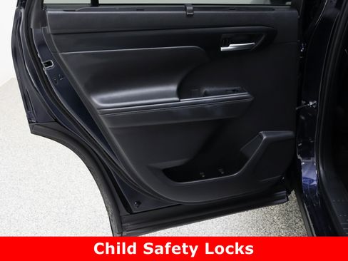 Certified 2025 Toyota Highlander XSE image 28
