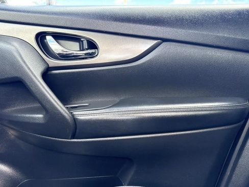 Used 2016 Nissan Rogue SV image 24