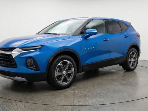 Used 2025 Chevrolet Blazer LT image 3