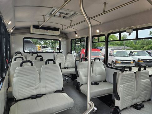 Used 2018 Chevrolet Express 4500 w/ Shuttle Bus Package RWD image 13