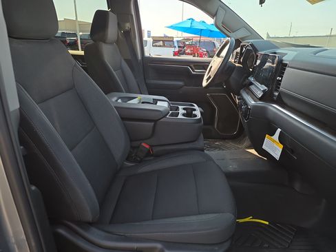 Used 2024 Chevrolet Silverado 1500 LT w/ Z71 Off-Road Package AWD/4WD image 8