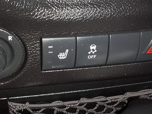 Used 2017 Jeep Wrangler Sahara w/ Connectivity Group AWD/4WD image 20