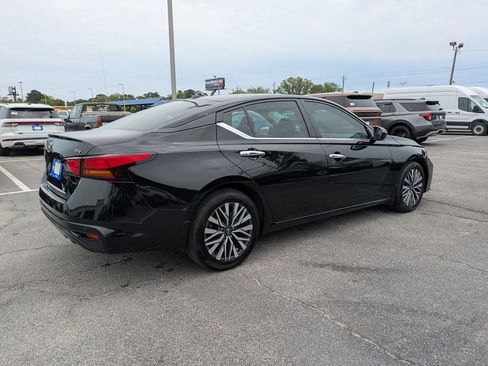 Used 2024 Nissan Altima 2.5 SV FWD image 4