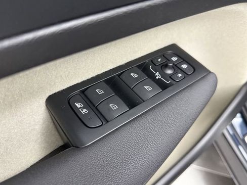 New 2026 Volvo XC40 B5 Ultra w/ Protection Package Premier image 11