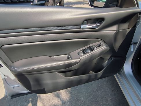 Used 2024 Nissan Altima 2.5 SV FWD image 21