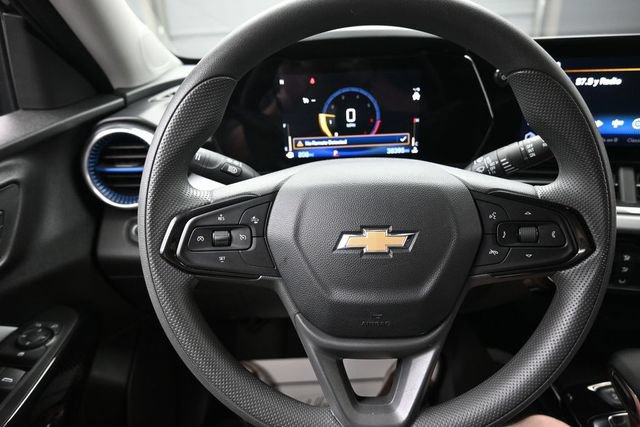 Used 2025 Chevrolet Trax LT FWD image 8