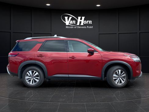 Used 2024 Nissan Pathfinder SL AWD/4WD image 2