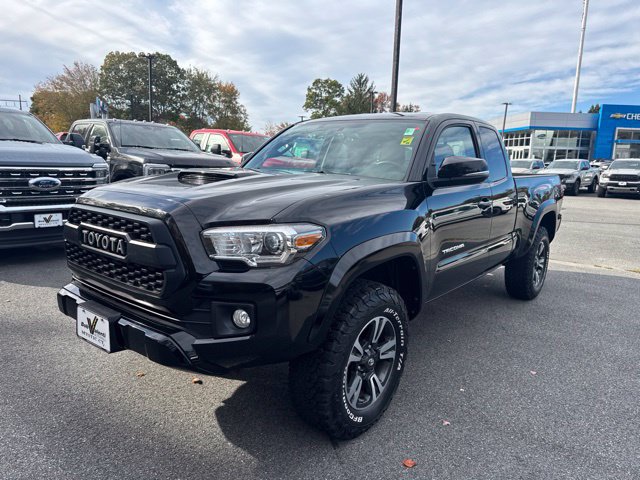 Used 2016 Toyota Tacoma TRD Sport w/ Towing Package AWD/4WD image 2