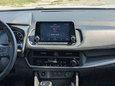 Used 2025 Nissan Rogue SV AWD/4WD image 19