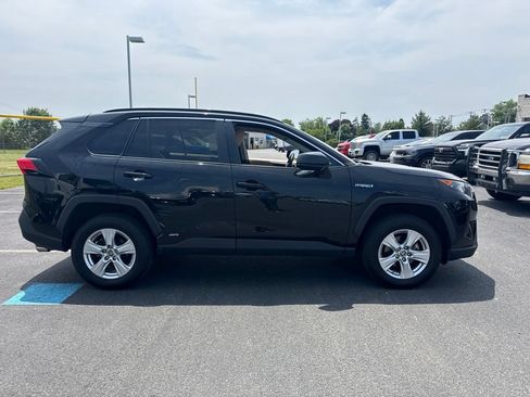 Used 2021 Toyota RAV4 LE AWD/4WD image 4
